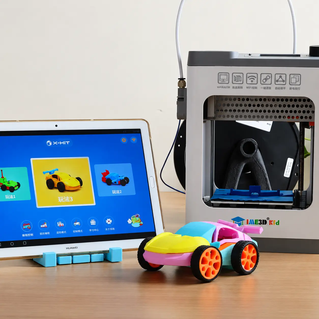 Tablet z aplikacją do projektowania, drukarka 3D i wydrukowane autko