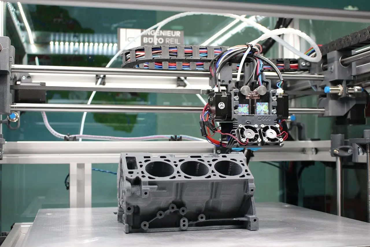 Drukarka 3D drukuje szary model części silnika